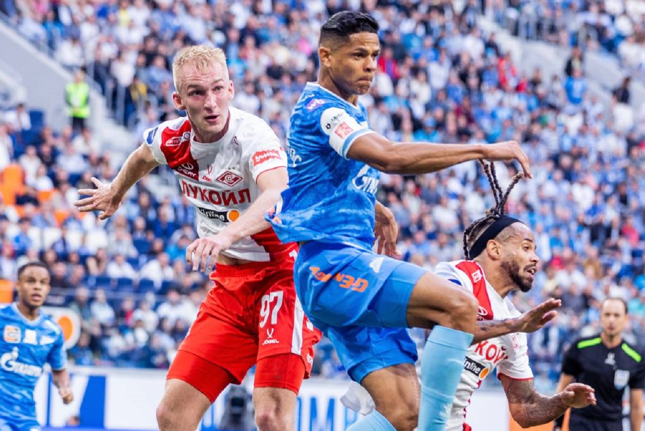 Даниил Денисов («Спартак») и Дуглас Сантос («Зенит»). Фото: fc-zenit.ru