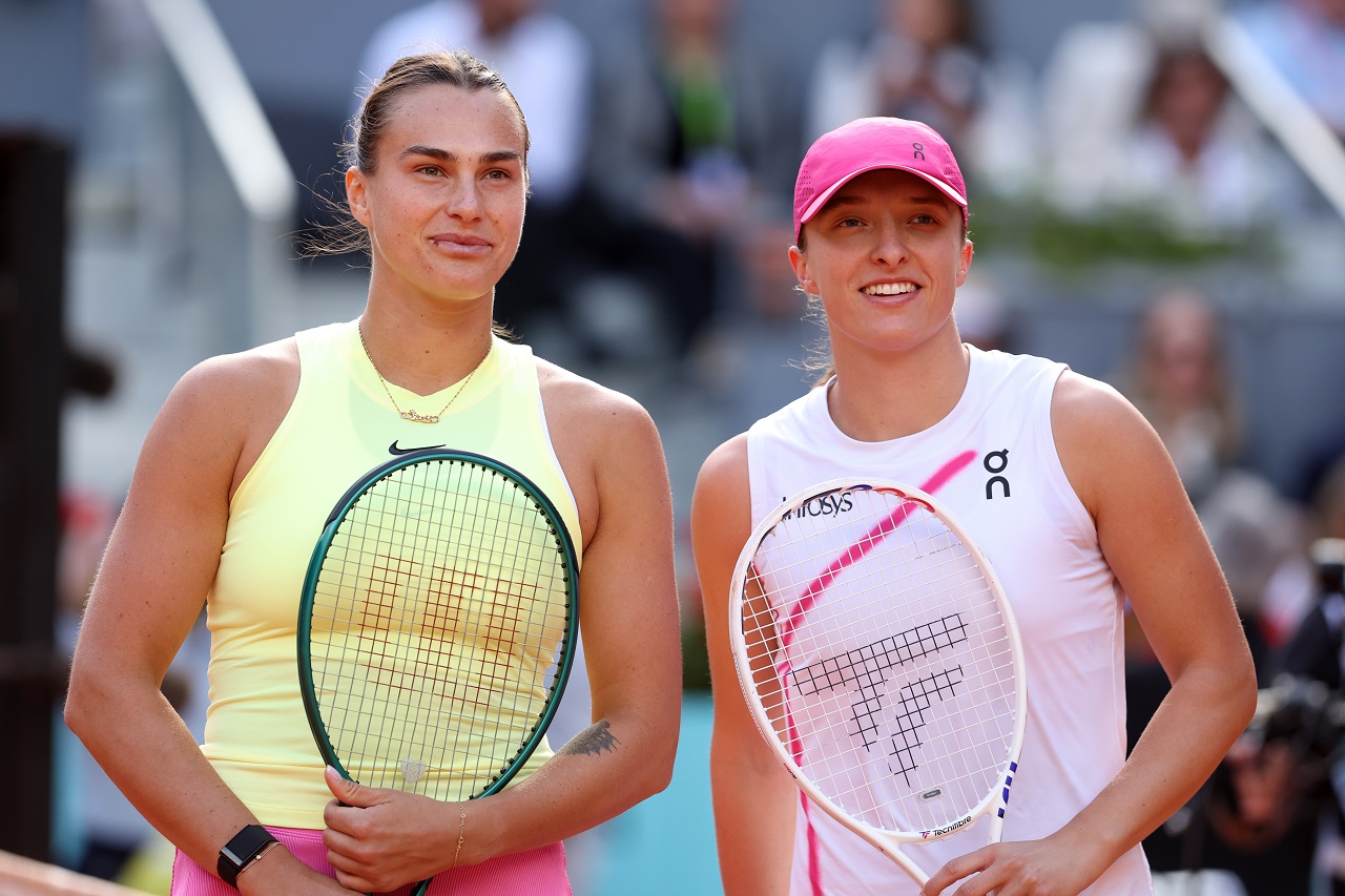 Арина Соболенко и Ига Швентек, турнир WTA 1000 в Мадриде (фото: Julian Finney/Getty Images)