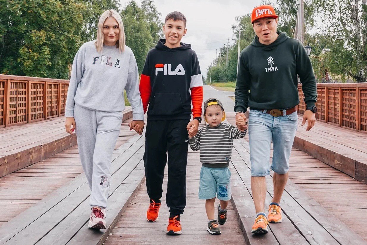 Руслан Проводников с семьей
