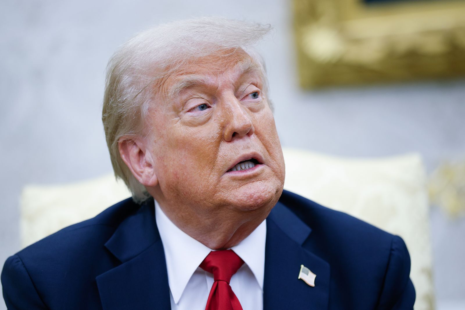 Трамп раскритиковал Леброна Джеймса за поведение во время гимна США