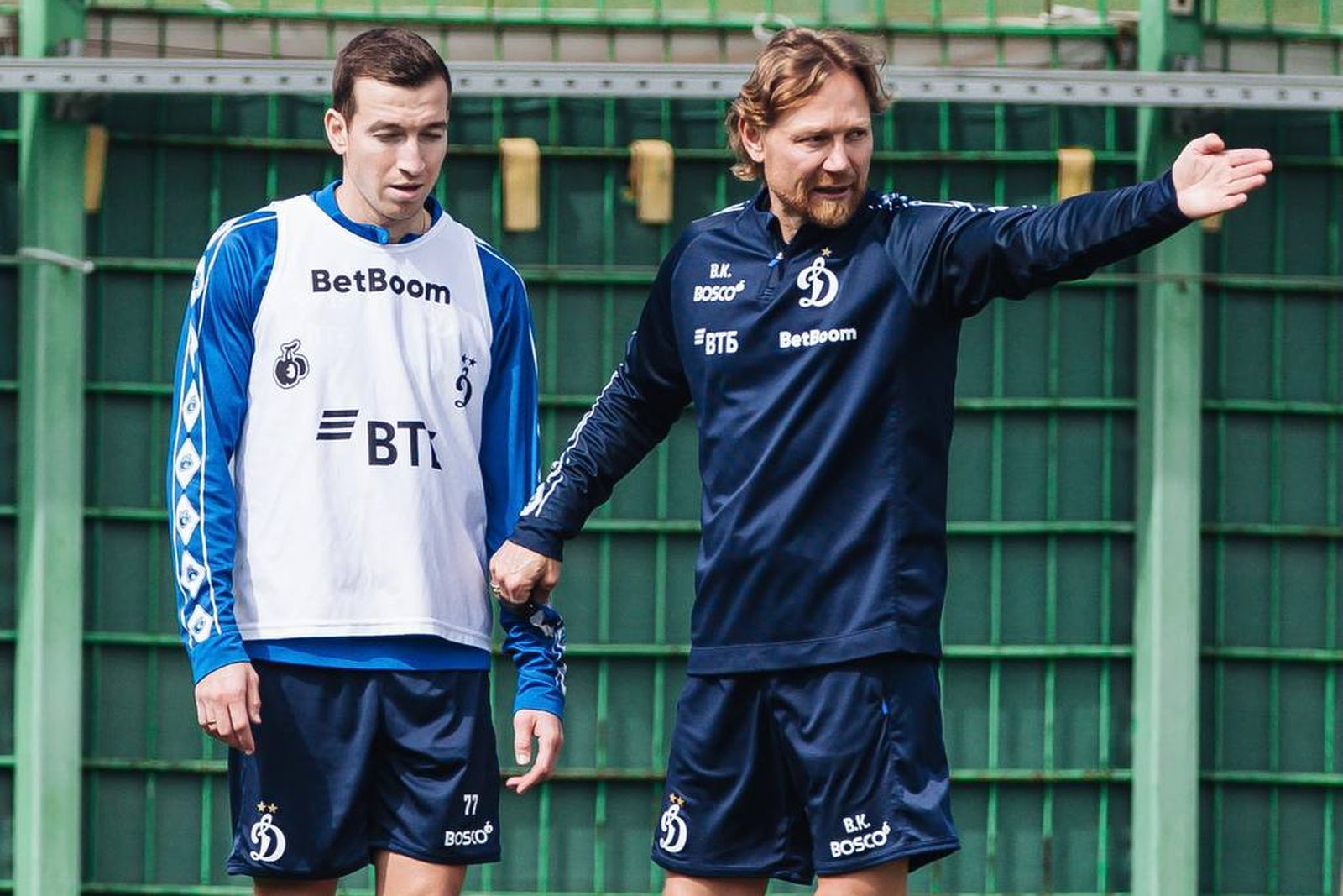 Денис Макаров и Валерий Карпин на тренировке «Динамо». Фото: fcdynamo.ru