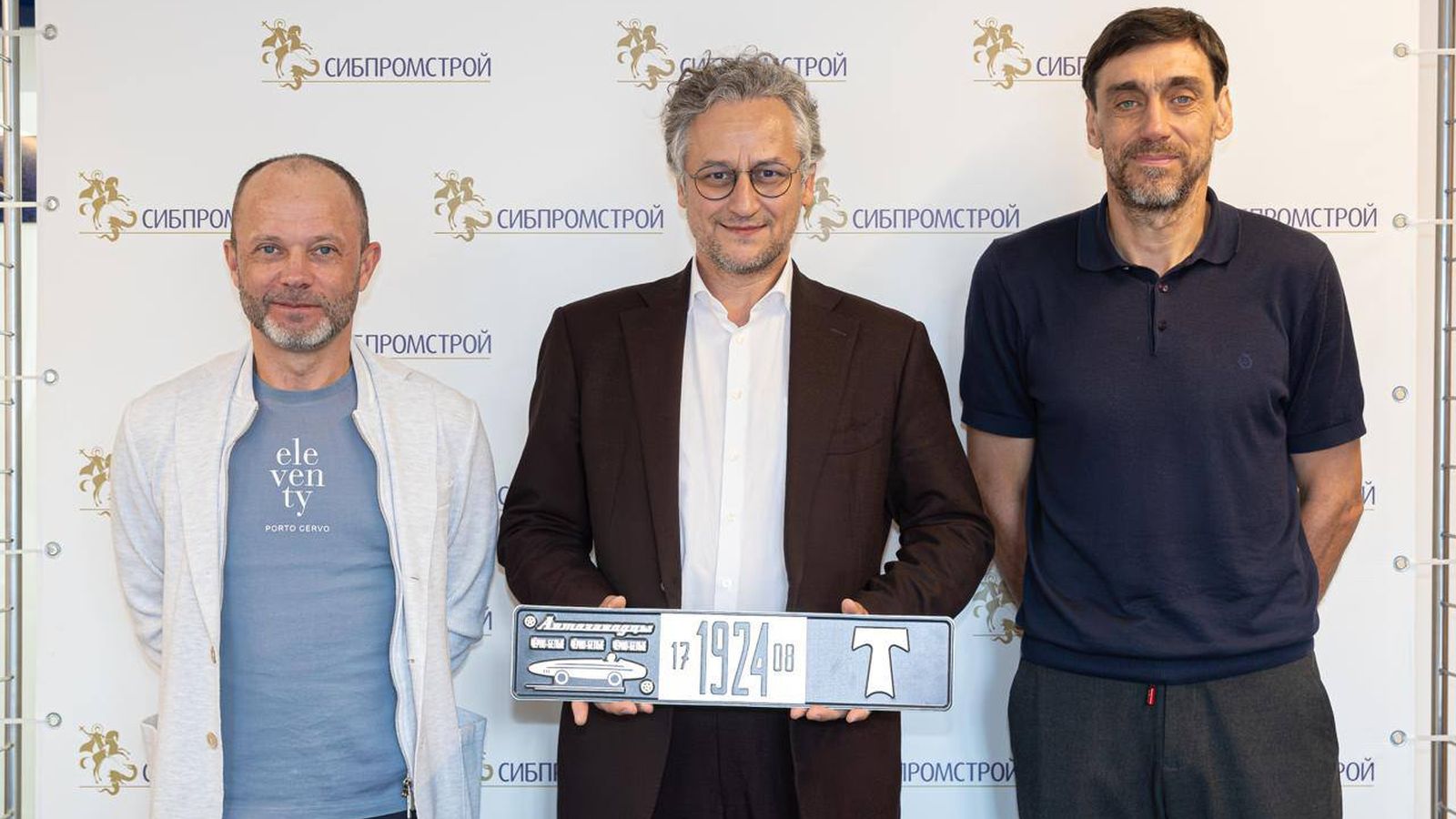 13 сентября 2025 года. Дмитрий Парфенов (слева) и Юрий Ковтун (справа) после подписания контракта с московским «Торпедо». Фото: torpedo.ru