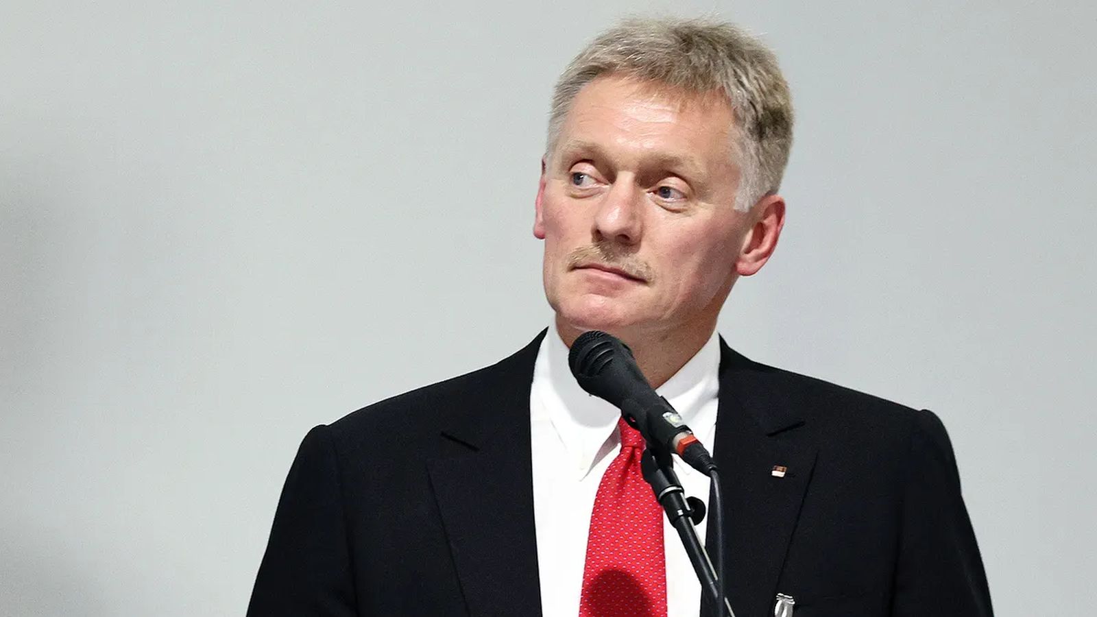 Песков заявил, что спортсмены из Украины зря закрывают лица от флага России