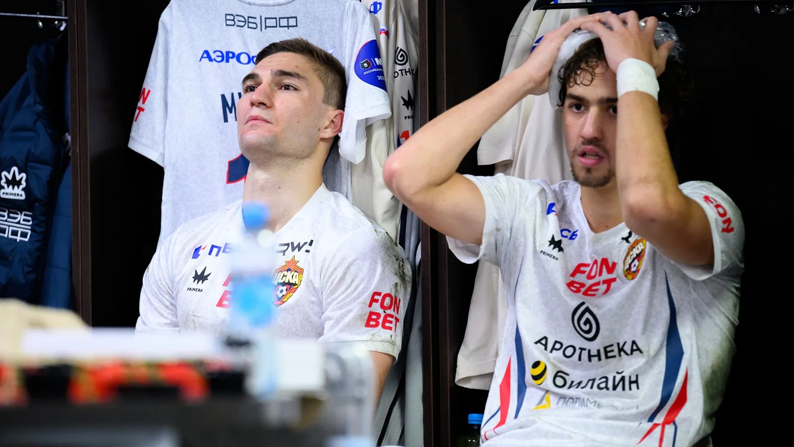 Футболисты ЦСКА Тамерлан Мусаев и Матвей Лукин в раздевалке команды. Фото: pfc-cska.com