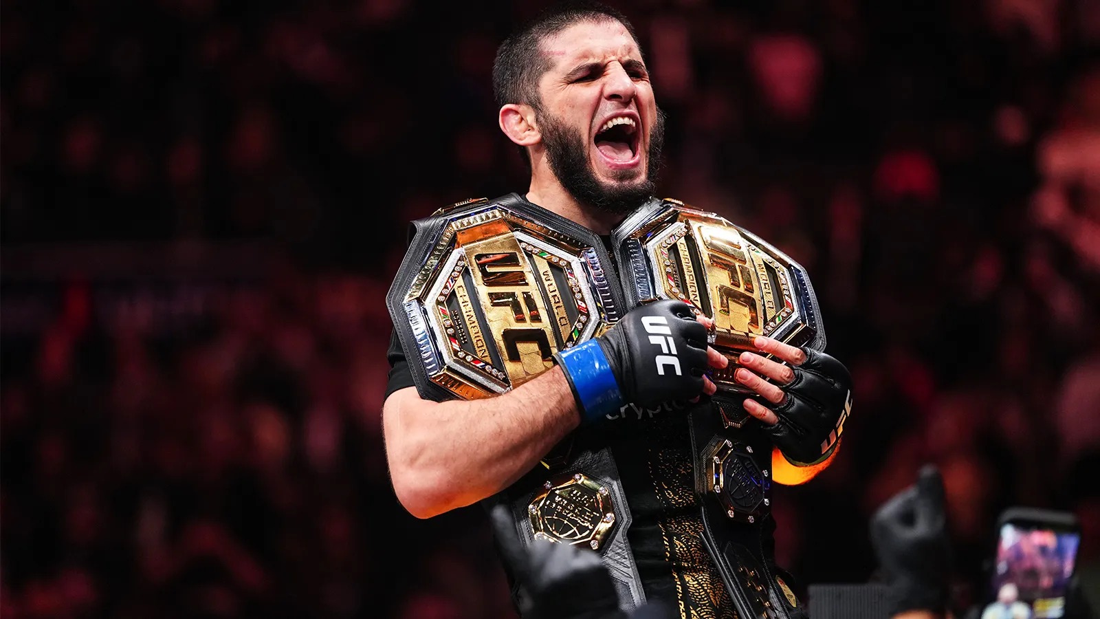 Ислам Махачев одержал рекордную для UFC 17-ю победу подряд и защитил титул в полусреднем весе. Какие ставки зашли?