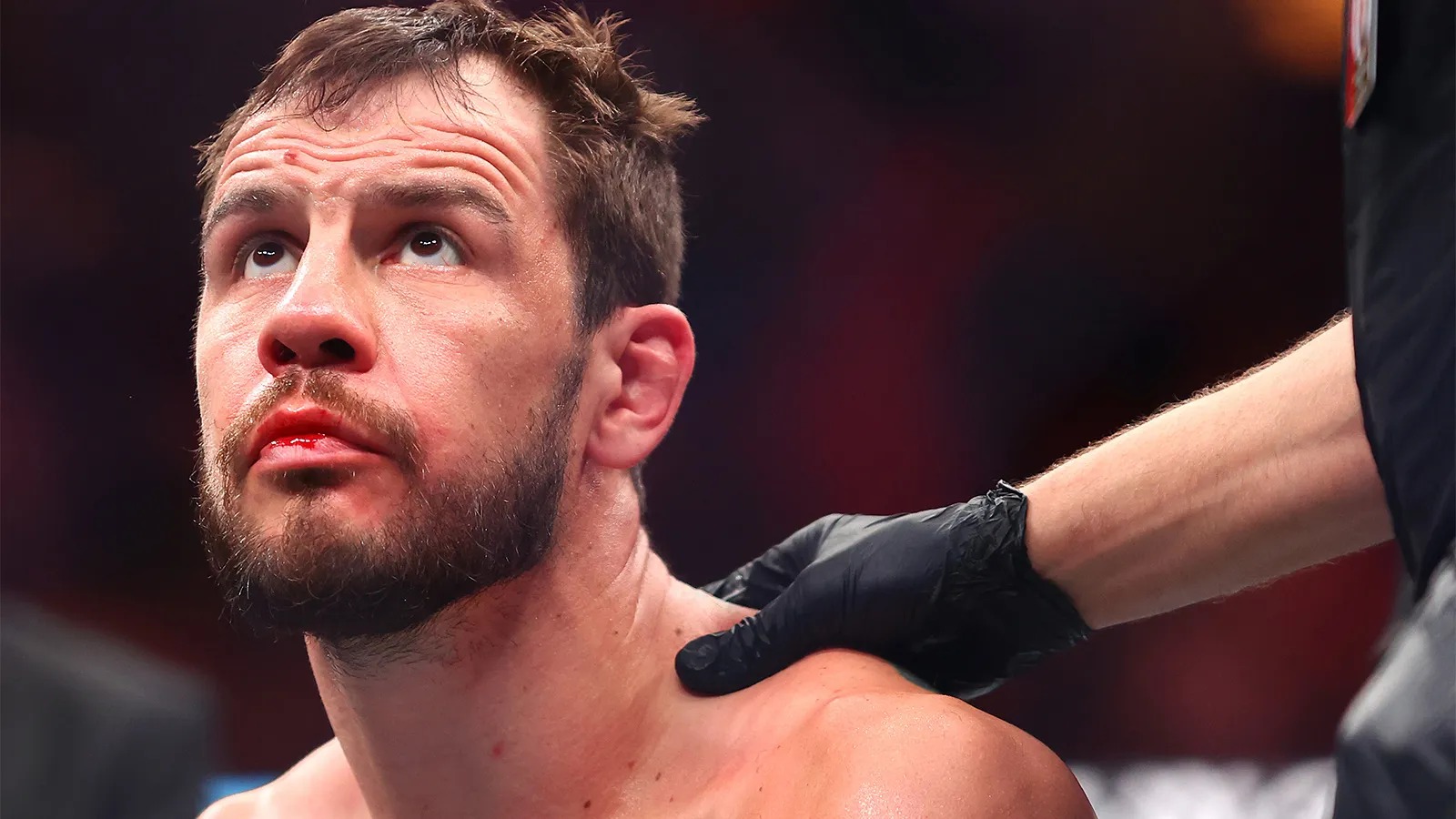 Крылов уложился в лимит полутяжелого веса перед боем с Уиттакером на UFC 329
