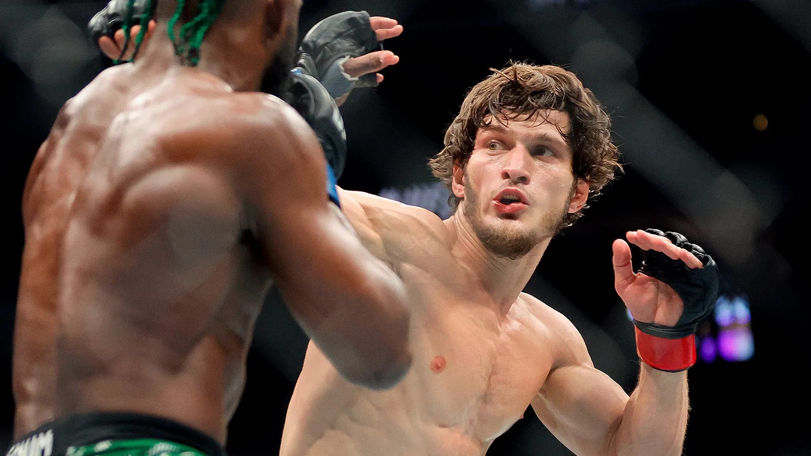 UFC объявил титульный бой Волкановски и Евлоева