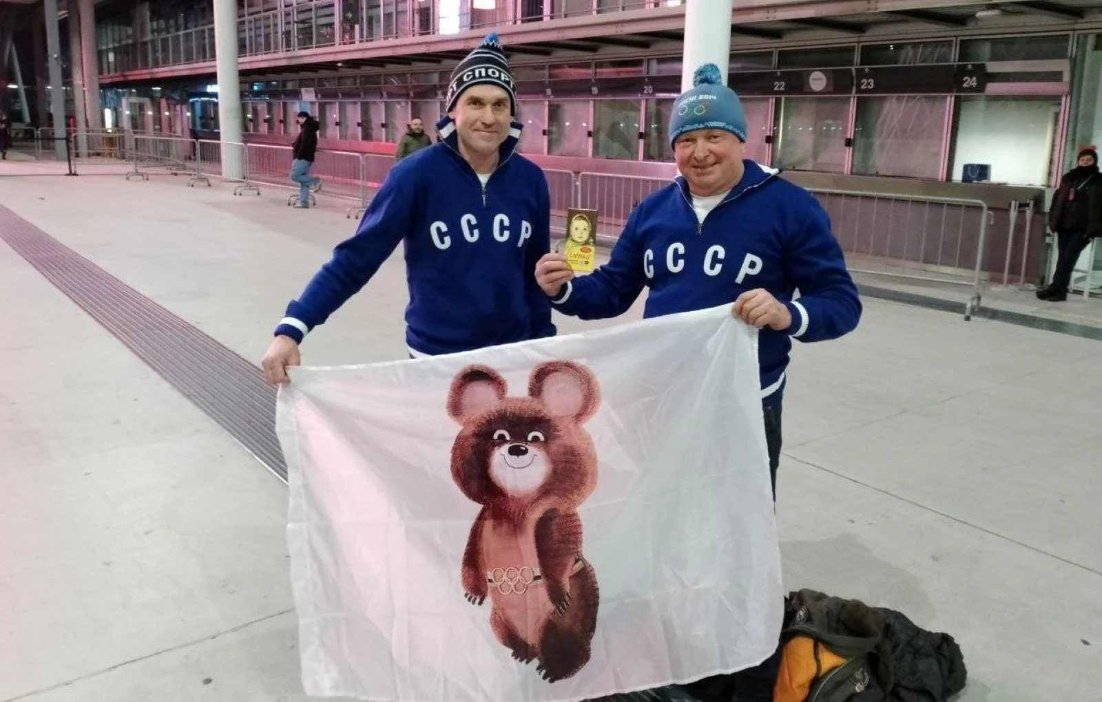 Болельщики из России поддержали российскую конькобежку Ксению Коржову во время соревнований Олимпиады. Фото: Рустам Шарафутдинов / ТАСС