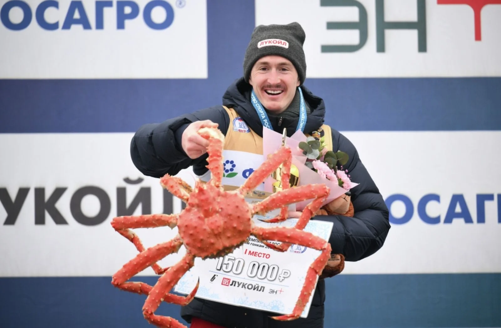Сергей Ардашев, занявший первое место в скиатлоне на 20 км среди мужчин на чемпионате России по лыжным гонкам в Южно-Сахалинске, на церемонии награждения. Фото: Владимир Астапкович / РИА Новости