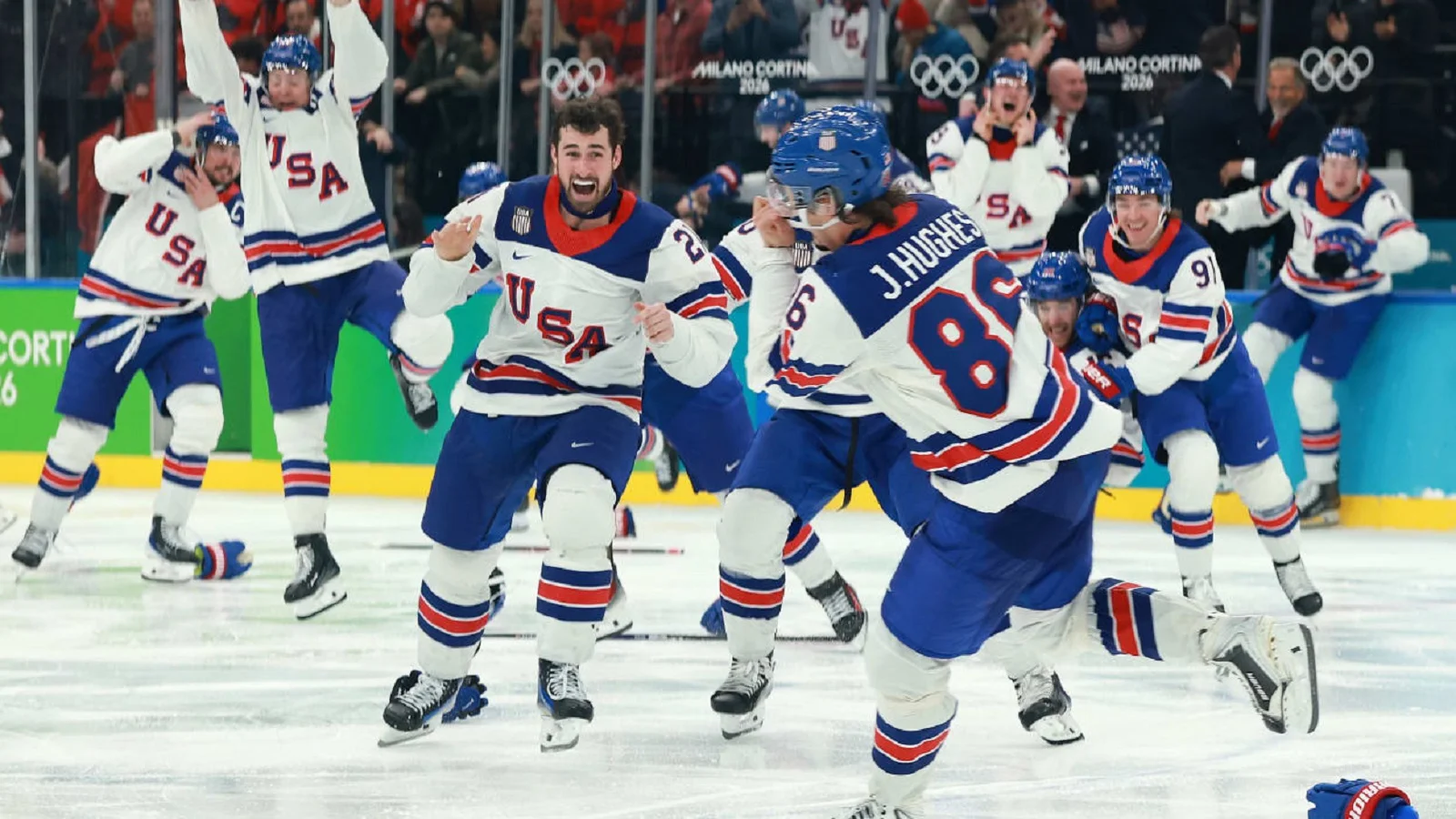 22 февраля 2026 года. Сборная США после победы в финале Олимпиады. Фото: gettyimages.com