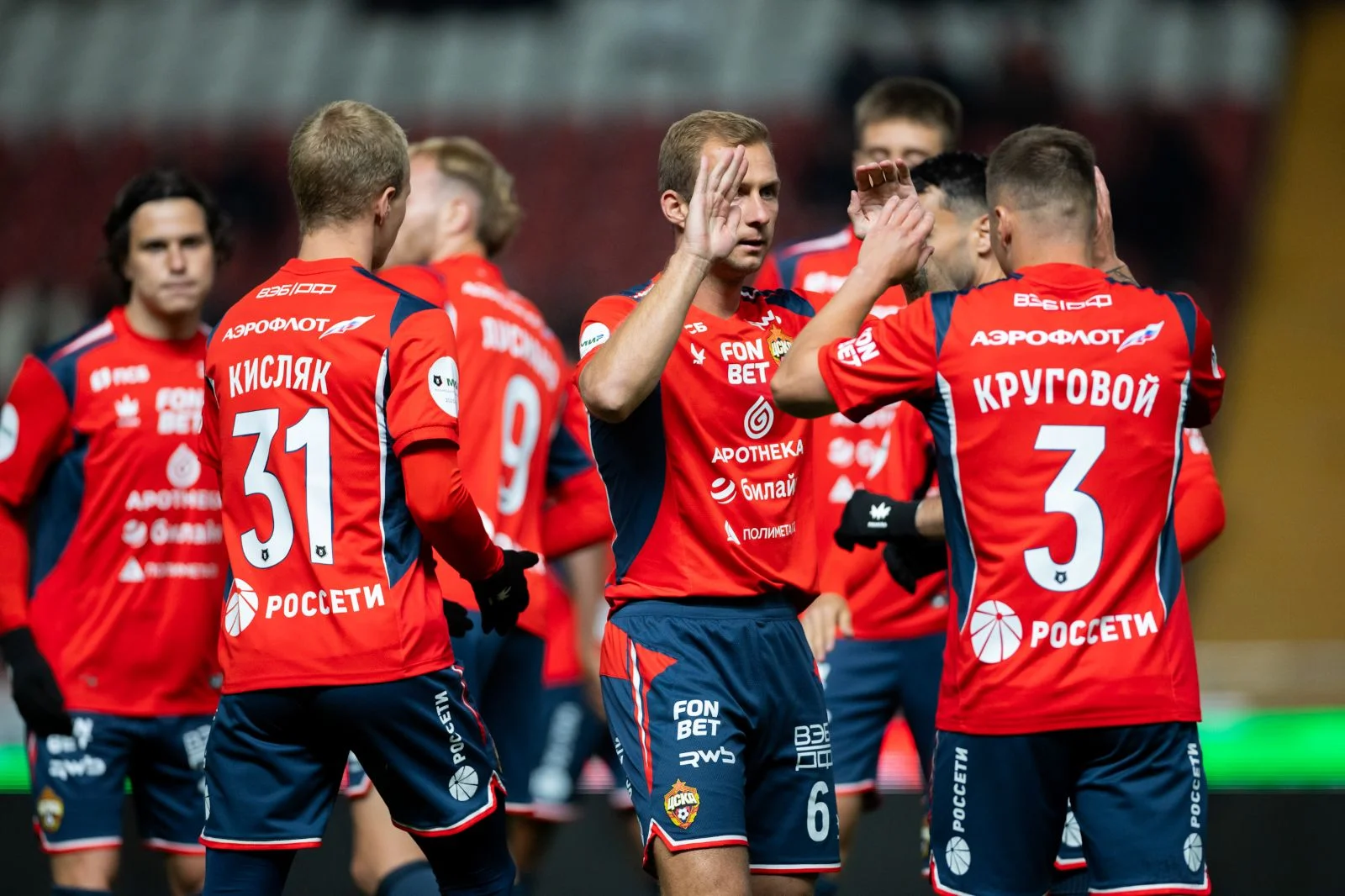 Дмитрий Баринов (в центре) с партнерами из ПФК ЦСКА. Фото: pfc-cska.com