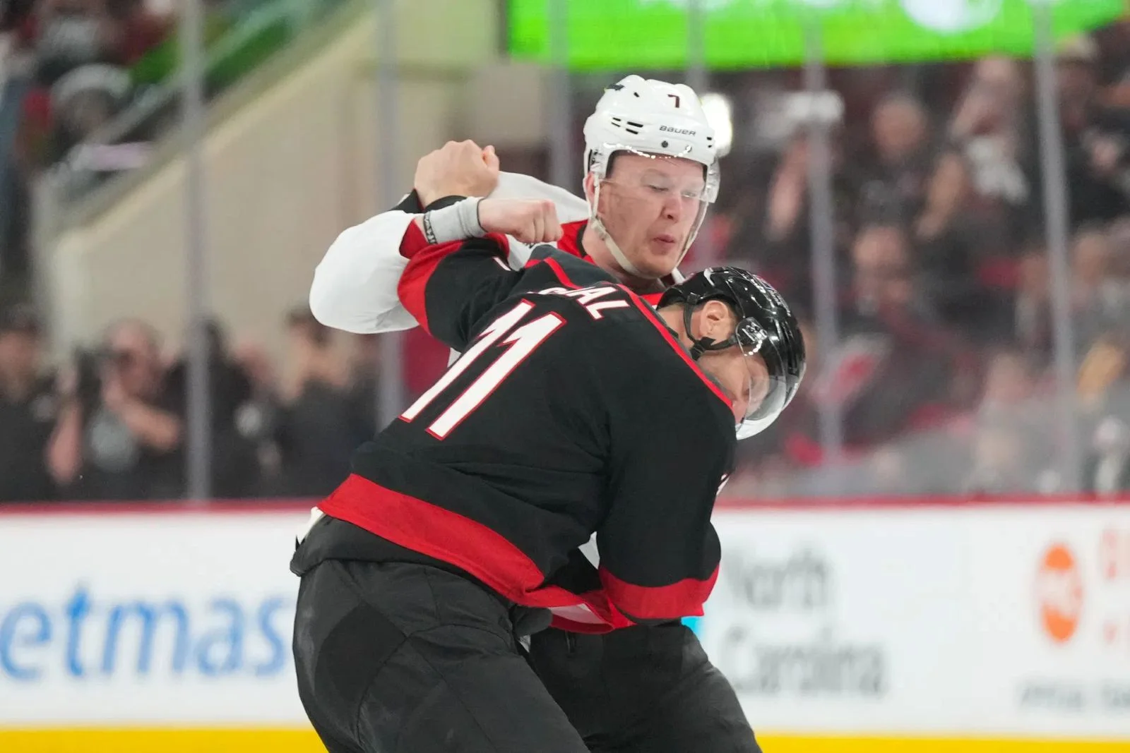 Джордан Стаал и Брэди Ткачак. Фото: NHL