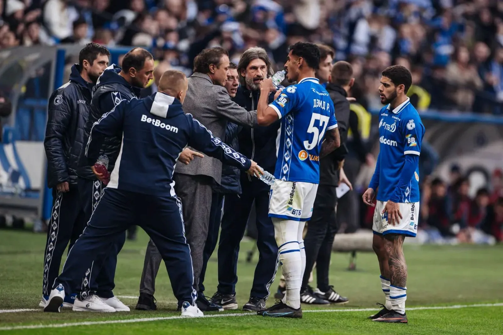 Ролан Гусев (в центре). Фото: fcdynamo.ru