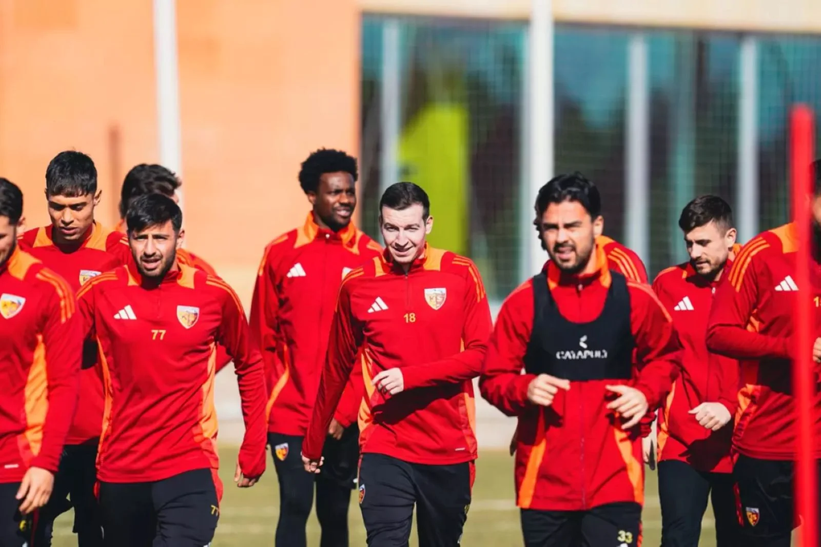 Денис Макаров (в центре). Фото: kayserispor.tr