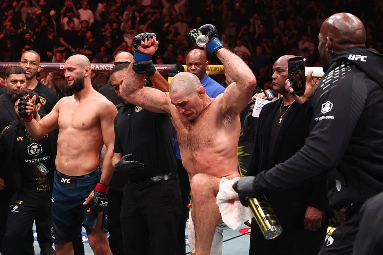 Хамзат Чимаев надел пояс UFC на Шона Стрикленда после боя