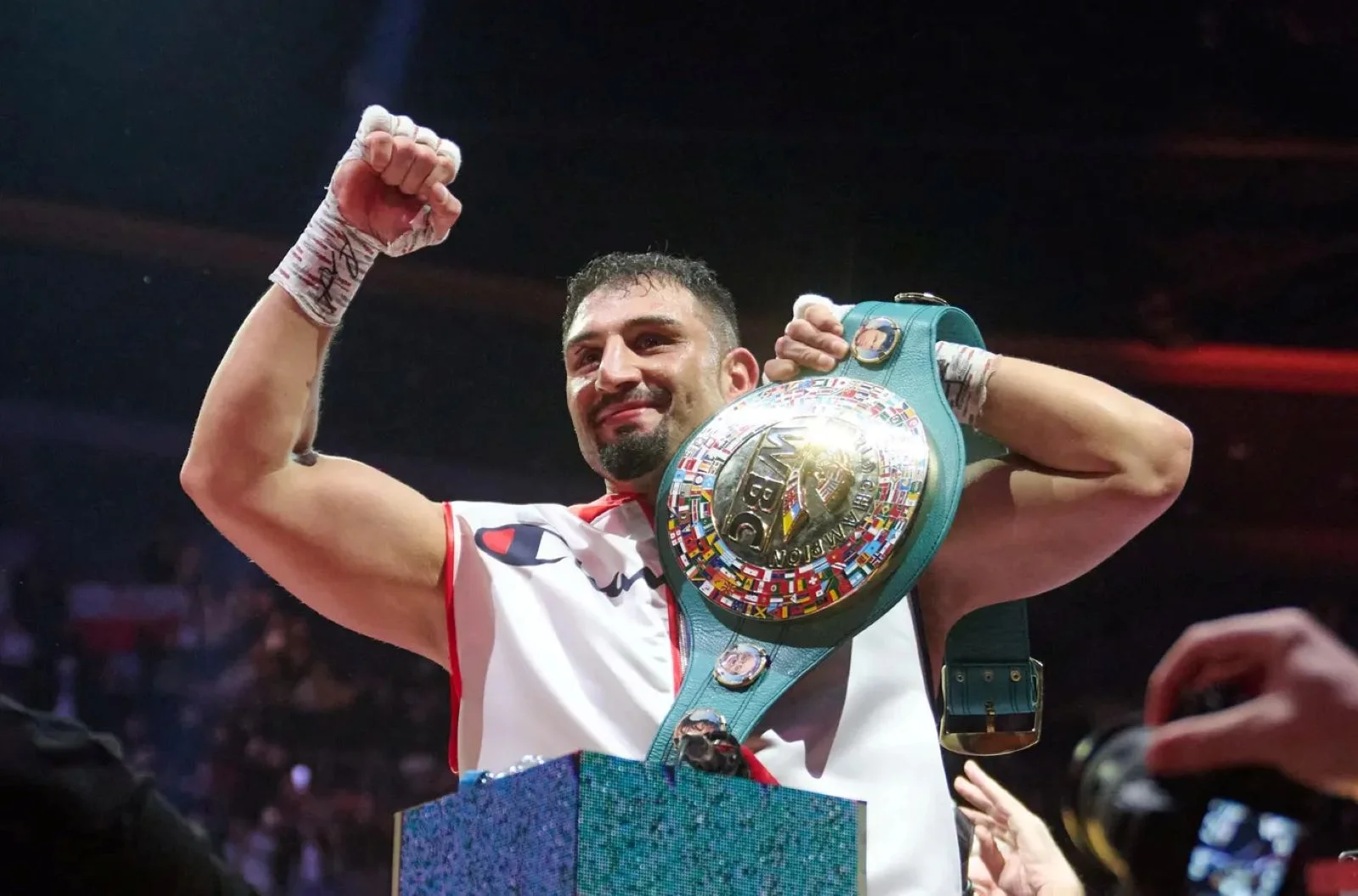 Боксеру Кабайелу присвоили титул чемпиона мира WBC после отказа Усика