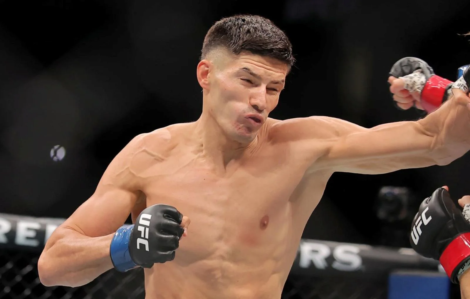Боец UFC Дулатов госпитализирован с инфекцией в ночь перед боем