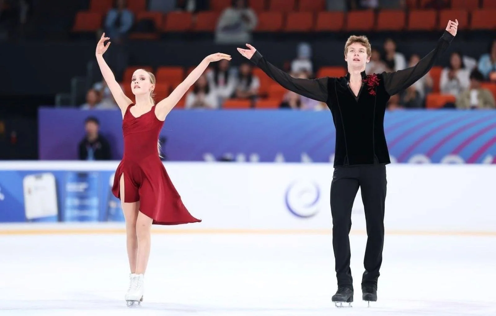 Мария Фефелова и Артем Валов выиграли этап юниорского Гран-при ISU